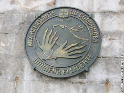 La plaque installée derrière le monument aux morts