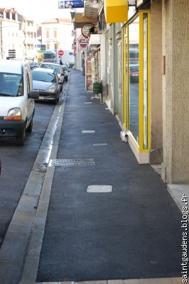 Le trottoir tout neuf du boulevard Charles de Gaulle.